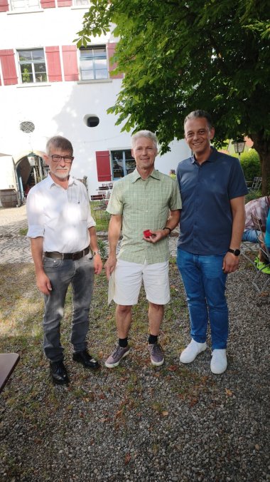 Georg Schellinger ließ es sich nicht nehmen, die außergewöhnliche Leistung von Franz Baier besonders zu würdigen. Er hat bereits 175 Mal in seinem Leben Blut gespendet. Auch wenn Männer sechs Mal im Jahr Blut spenden dürfen, bedarf es vieler Jahrzehnte an Engagement, um eine so besondere Menge Blutspenden zu erreichen.