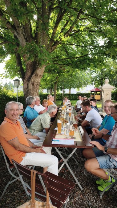 n herzlicher Atmosphäre hat die Gemeinde Meckenbeuren ihre langjährigen Blutspenderinnen und Blutspender kürzlich im Biergarten des Schlosses Brochenzell geehrt. Gemeinsam mit Günther Kerndl als Vertreter des DRK-Ortsvereins Tettnang würdigte die Bürgermeister Georg Schellinger Bürgerinnen und Bürger, die durch ihre regelmäßigen Blutspenden über viele Jahre hinweg einen unverzichtbaren Beitrag für die Gesellschaft leisten.