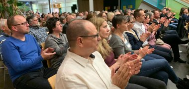 Mitarbeitende und Bürger in der Aula des Bildungszentrums