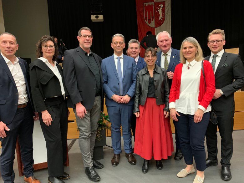 Mitarbeitende und Bürger in der Aula des Bildungszentrums