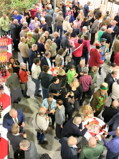 Mitarbeitende und Bürger in der Aula des Bildungszentrums