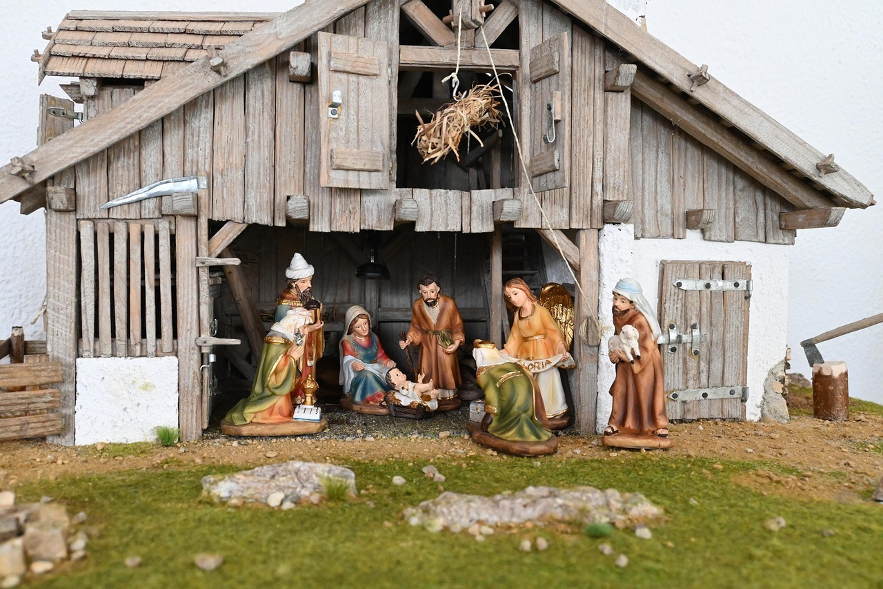 ländliche Krippe aus Holz mit Figuren
