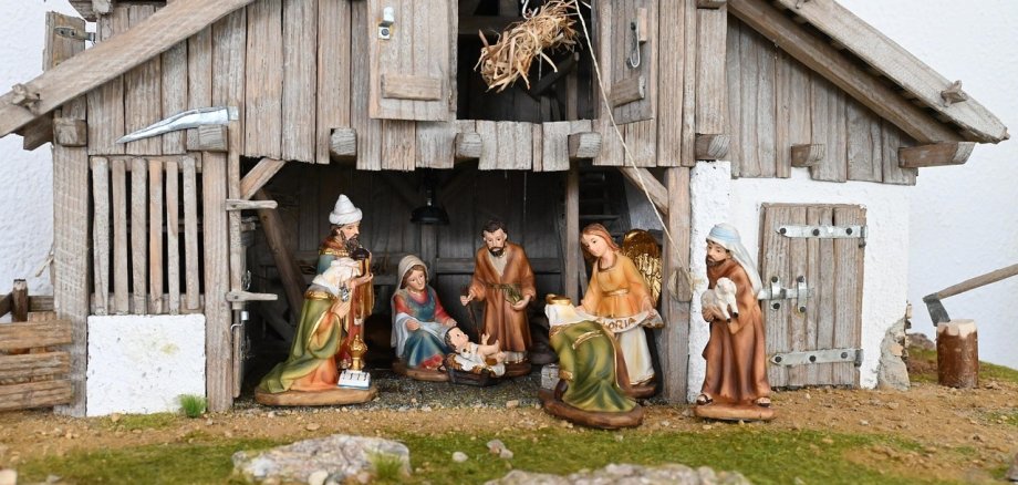 ländliche Krippe aus Holz mit Figuren