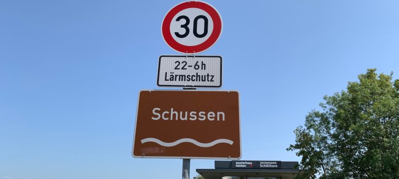 Ein Schild aus der 30er Zone, mit der gültigkeit dieses Schildes darunter und einem Hinwies auf ein Gewässer. In dem Fall die Schussen