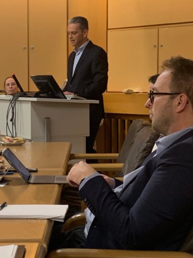 Großer Sitzungssaal des Rathauses holzvertäfelt mit Menschen 