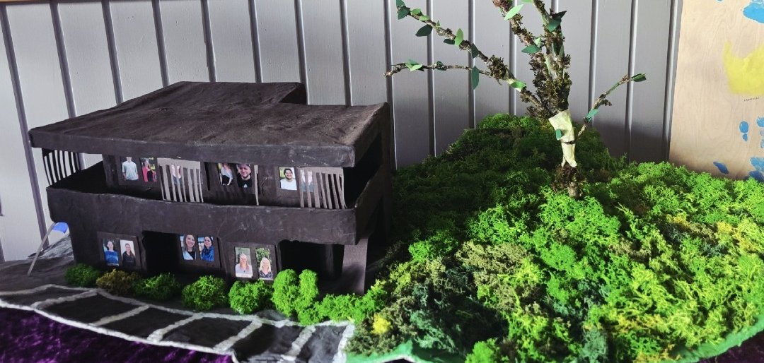 Holzmodell der KiTa vor lichtdurchfluteten modernen Kindergartenräumen mit Weißtanne-Holzwänden in hellem Holzton