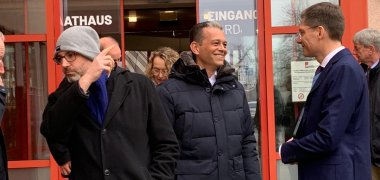 Politikergruppe vor Rathaus Meckenbeuren mit seinen roten Türen