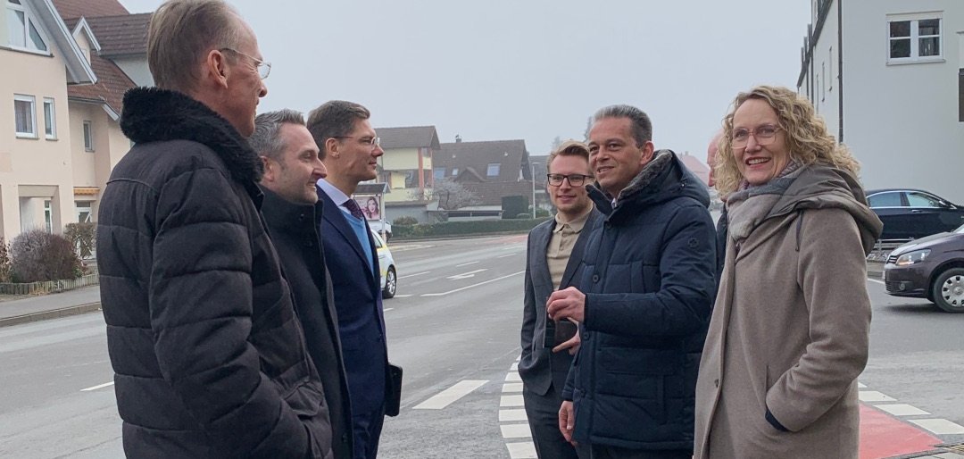 Politikergruppe vor B 30 nahe Rathaus Meckenbeuren