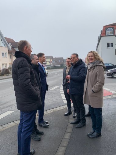 Politikergruppe vor B 30 nahe Rathaus Meckenbeuren