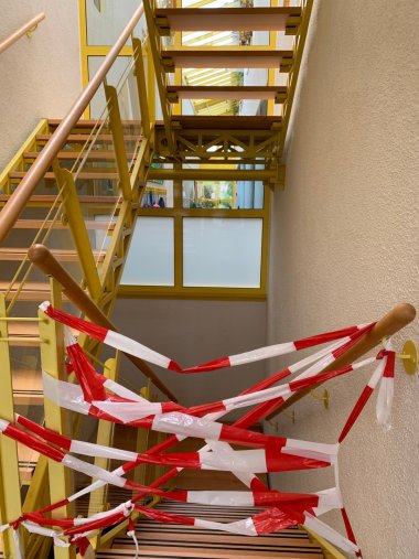 abgesperrtes Treppenhaus der Grundschule bhei Hochwasser 