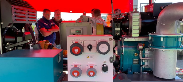 Börgerpumpe im Vordergrund Schulung der Feuerwehr und des Bauhofs im Hintergrund