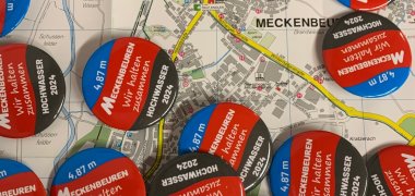 rotblaue Buttons auf einer Landkarte als Erinnerung an  das Hochwasser 2024 4,87 m Scheitelpunkt der Schussen