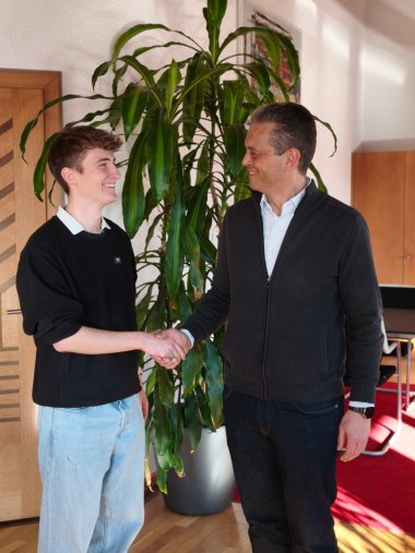 Bürgermeister gratuliert Azubi zum Abschluss
