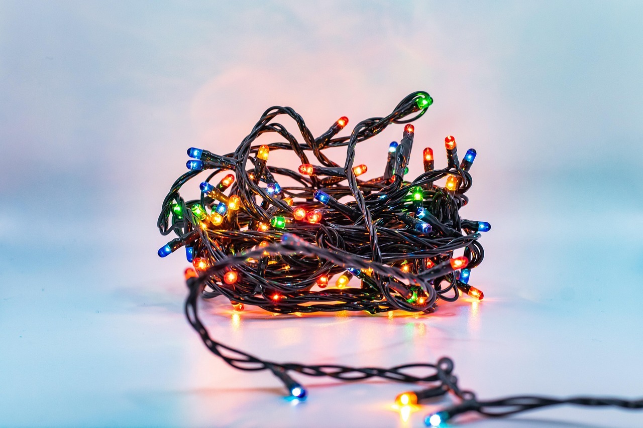 bunte Lichterkette für Weihnachtsbaum im Knäul