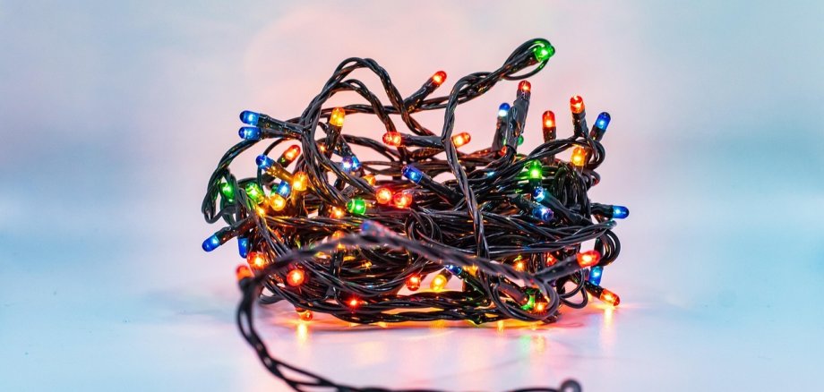 bunte Lichterkette für Weihnachtsbaum im Knäul
