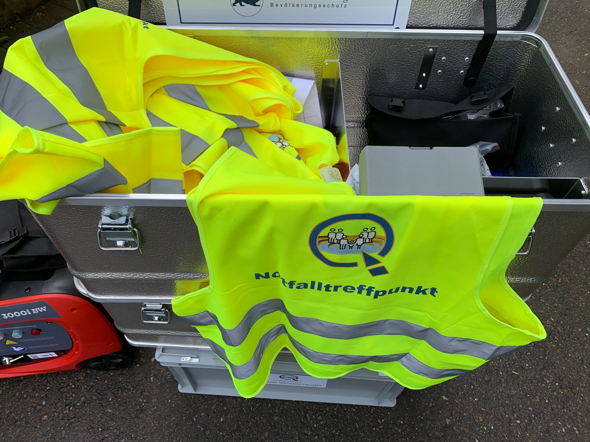 Neonfarbene Warnweste und Notfallausstattung in Kiste