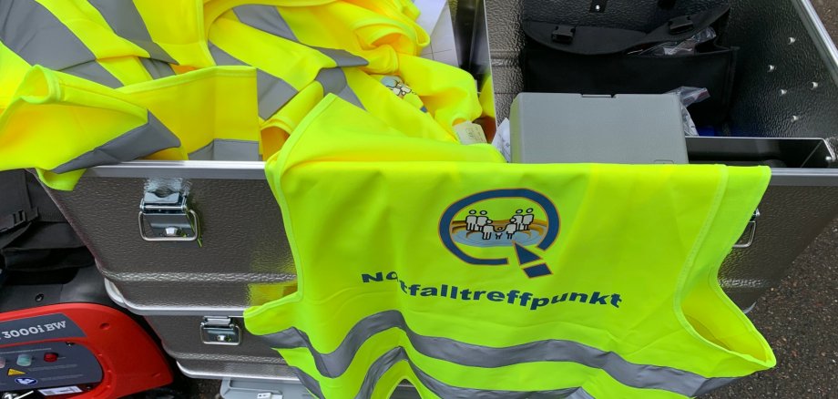 Neonfarbene Warnweste und Notfallausstattung in Kiste