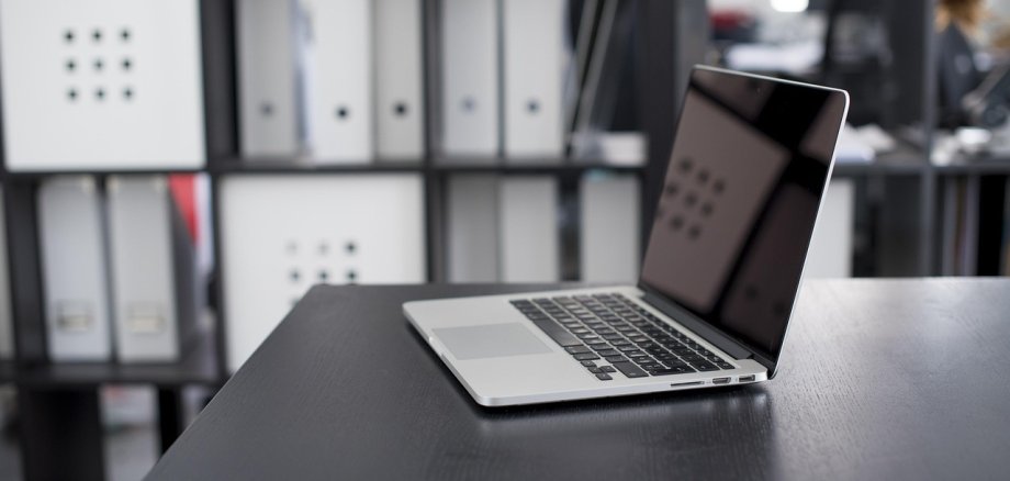 aufgeklapptes Laptop
