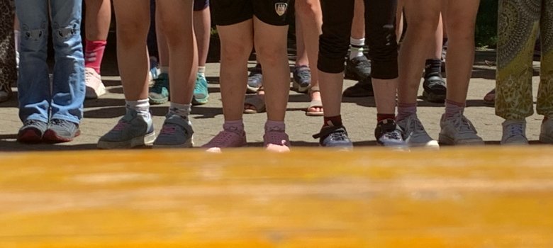 Sommerfest der Eugen-Bolz Grundschule Brochenzell Beine der Kinder