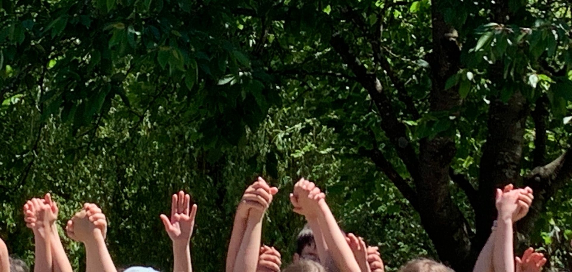 Sommerfest der Eugen-Bolz Grundschule Brochenzell Arme der Kinder