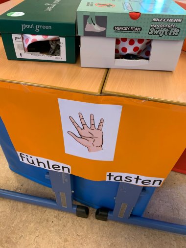 Sommerfest der Eugen-Bolz Grundschule Brochenzell Kartons zum Fühlen und Tasten in orange