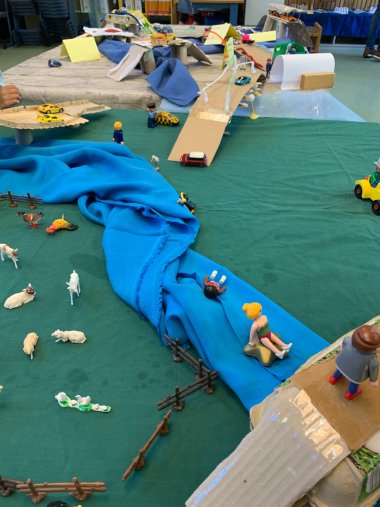 Sommerfest der Eugen-Bolz Grundschule Brochenzell Brückenkonstruktionen in blau und grün der Kinder