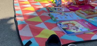 Sommerfest der Eugen-Bolz Grundschule Brochenzell bunte Flohmarktdecke mit Büchern