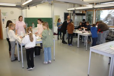 Grundschüler in bunter Kleidung unterwegs im modernen  Bildungszentrum