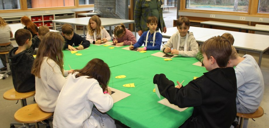 Grundschüler in bunter Kleidung unterwegs im modernen Bildungszentrum