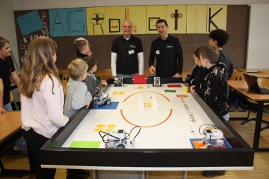 Grundschüler in bunter Kleidung unterwegs im modernen Bildungszentrum