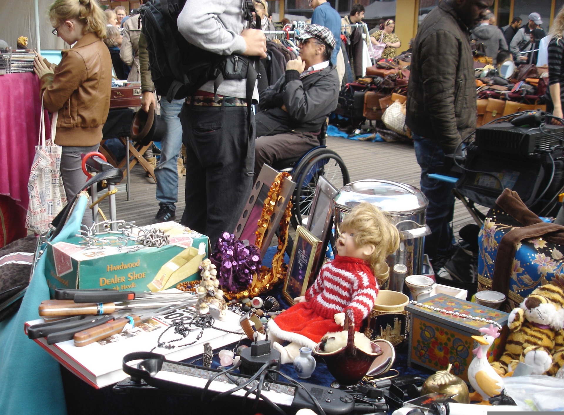 viele verschiedenen Gegenstände auf einem Flohmarkt