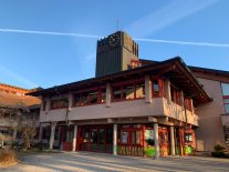 Rathaus am Theodor-Heuss-Platz mit strahlend blauem Himmel