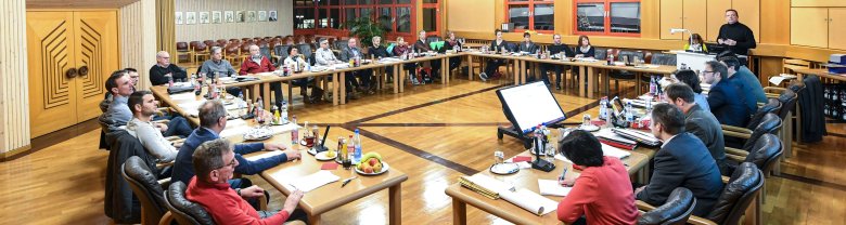Gemeinde Meckenbeuren: Gemeinderat, & Portraits Gemeinderäte Kommunalpolitik Gemeinderat Sitzungssaal.jpg