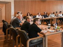 Kommunalpolitik Gemeinderat Sitzungssaal.jpg