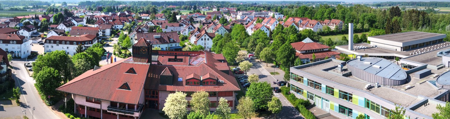 Das Rathaus (links) und das Bildungszentrum Meckenbeuren-Buch (rechts) von oben