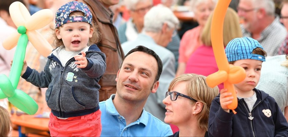 Familie Festzelt Brochenzell_neu.jpg