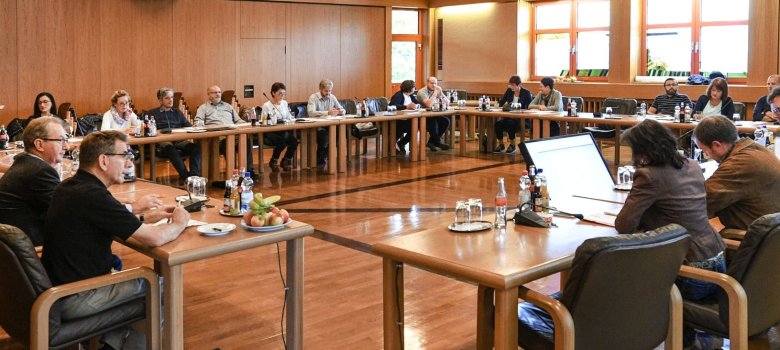 Kommunalpolitik Gemeinderat Sitzungssaal.jpg
